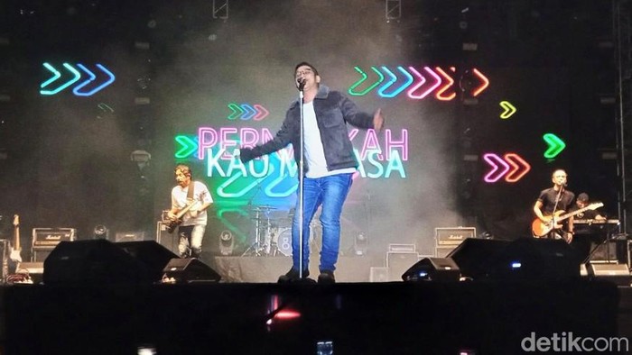 Band Ungu tampil di Kebumen International Expo 2023 di Alun-alun Kebumen, Rabu (21/6/2023). Band Ungu tampil di Kebumen International Expo 2023 di Alun-alun Kebumen, Rabu (21/6/2023).