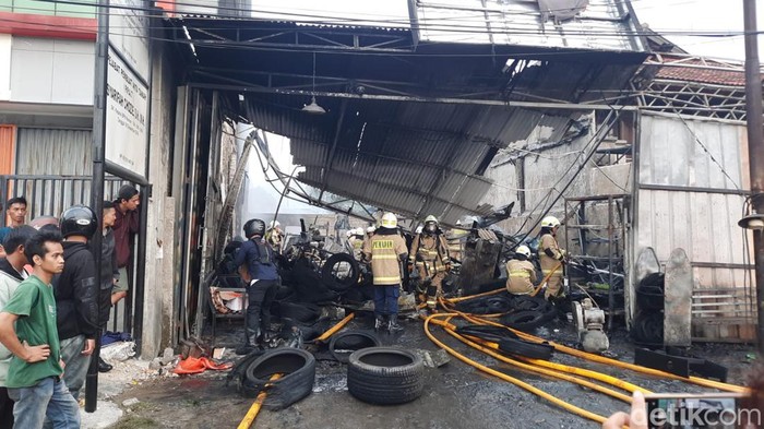 Bengkel ban di Jatinegara kebakaran, Rabu (21/6/2023) siang.