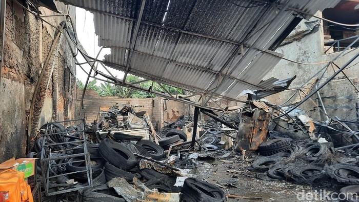 Bengkel ban di Jatinegara kebakaran, Rabu (21/6/2023) siang.