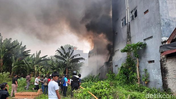 Bengkel ban di Jatinegara kebakaran, Rabu (21/6/2023) siang.