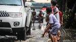 Byur! Bocah Main Ciprat-cipratan di Genangan Jalan Ciputat
