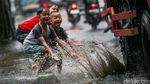 Byur! Bocah Main Ciprat-cipratan di Genangan Jalan Ciputat