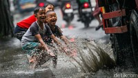 Byur! Anak-anak tersebut terkena cipratan air genangan.  