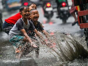 Hukum Pakaian yang Terkena Percikan Najis dari Genangan Air Hujan di Jalan