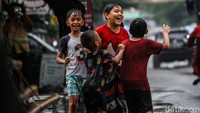 Begini ekspresi mereka usai terkena cipratan.  