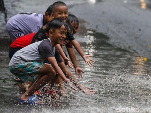 Mitos Vs Fakta Kalau Kehujanan Bisa Bikin Sakit? IDAI Bilang Gini