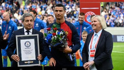 Gaya Ronaldo Saat Terima Penghargaan Guinness World Record
