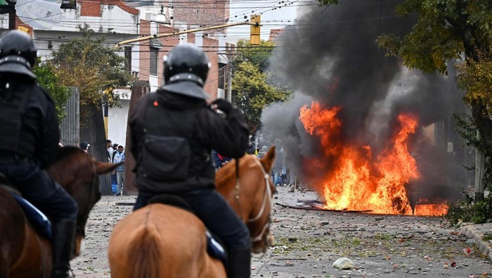 Demonstrators clash with police during violent protests against the approval of a reform to the provincial constitution, in San Salvador de Jujuy, Argentina June 20, 2023. REUTERS/Marcos Sierra 
NO RESALES. NO ARCHIVES