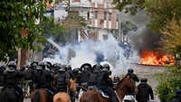 Mereka bentrok dengan polisi, setelah terjadi serangan peluru karet dan gas air mata diluncurkan kepada para demonstran.  