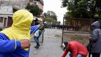 Demonstran menentang reformasi konstitusional di Jujuy yang telah disetujui di parlemen provinsi pada Jumat (16/6). UU baru ini mencakup aturan yang mempersempit ruang dan hak-hak protes bagi mereka yang ingin berunjuk rasa. Di antaranya seperti larangan memblokade jalan ketika protes berlangsung, melarang protes yang mengganggu kebebasan bergerak, serta larangan menguasai gedung-gedung publik di Jujuy.  