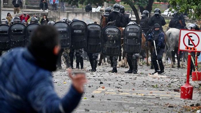 Demonstrators clash with police during violent protests against the approval of a reform to the provincial constitution, in San Salvador de Jujuy, Argentina June 20, 2023. REUTERS/Marcos Sierra 
NO RESALES. NO ARCHIVES