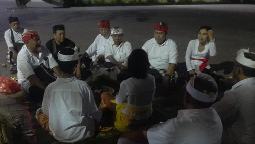 Dua remaja yang sempat naik ke atas patung GWS (posisi membelakangi) mendapat wejangan dari Bendesa Adat Kota Tabanan usai mengikuti upacara guru piduka, Rabu (21/6/2023).