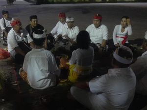 Sejoli Remaja Panjat Patung GWS Ikuti Upacara Permohonan Maaf