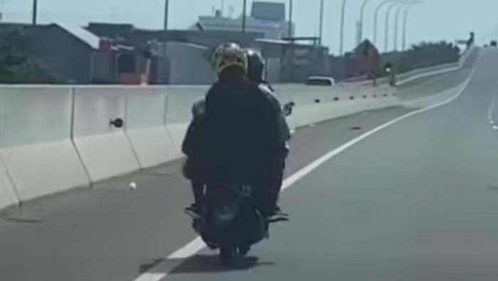 Dua wanita di Makassar menerobos tol AP Pettarani.