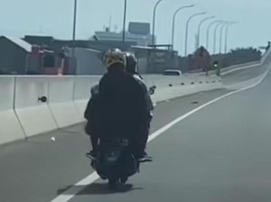 Pemotor Wanita Nyelonong Masuk Tol AP Pettarani Makassar, Dihalau Petugas