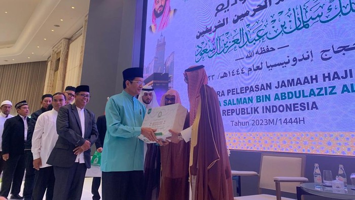 Dubes Saudi untuk Indonesia lepas jemaah calon haji undangan dari Raja Salman (Mulia/detikcom)