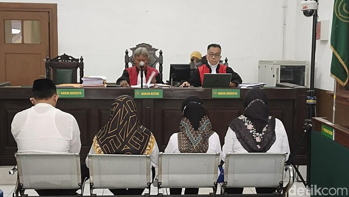 Empat terdakwa kasus korupsi dana BOS Kemenag Jabar Rp 22 miliar saat menyampaikan nota pembelaan.