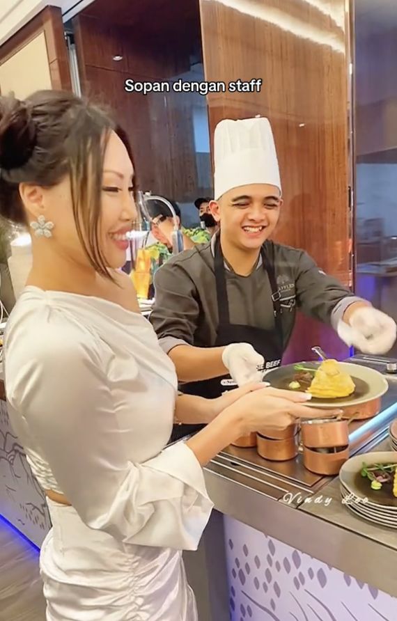 Etiket Makan di Kondangan Agar Tetap 'Slay' dari Vindy Lee