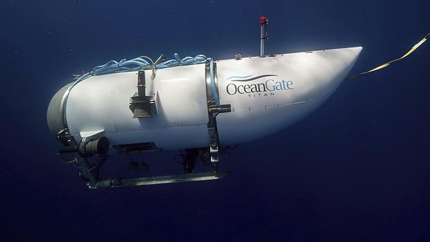 Foto yang disediakan oleh OceanGate Expeditions ini menunjukkan sebuah kapal selam bernama Titan yang digunakan untuk mengunjungi lokasi reruntuhan Titanic. Berpacu dengan waktu di laut lepas, armada kapal dan pesawat internasional yang terus bertambah mencari kapal selam yang hilang di Atlantik Utara saat membawa lima orang ke bangkai kapal Titanic pada Selasa, 20 Juni 2023. (OceanGate Expeditions via AP)