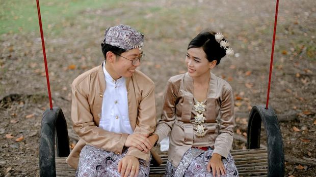 Gadis Prabumulih menikah dengan oppa Korea. Pernikahan mereka awalnya sempat tak direstui keluarga.