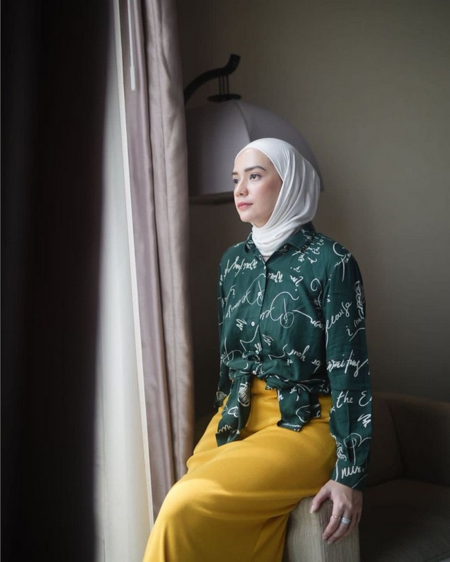 Putri Anne diketahui menjadi mualaf pada tahun 2016 sebelum menikah dengan Arya Saloka. Dia mulai mantap berhijab pada tahun 2017. Foto: Dok. Instagram @anneofficial1990.