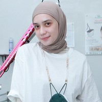 Putri Anne memulai karier di industri hiburan Tanah Air sejak tahun 2009 saat berperan sebagai Maya dalam judul sinetron Dewi. Namanya mulai di kenal publik saat membintangi sinetron Kemilau Cinta Kamila bersama Asmirandah dan Jonas Rivanno. Foto: Dok. Instagram @anneofficial1990.
