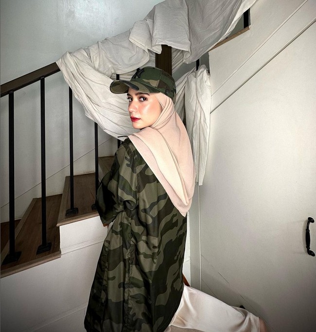 Dalam kesehariannya, Anne kerap memakai hijab pashima instan. Wanita keturunan Prancis, Norwegia dan Tionghoa ini juga nyaman berhijab dengan hijab segi empat instan. Dalam foto ini, Putri Anne memadukan hijab segi empat instan nude dengan outer motif dan topi army. Foto: Dok. Instagram @anneofficial1990.