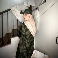 Dalam kesehariannya, Anne kerap memakai hijab pashima instan. Wanita keturunan Prancis, Norwegia dan Tionghoa ini juga nyaman berhijab dengan hijab segi empat instan. Dalam foto ini, Putri Anne memadukan hijab segi empat instan nude dengan outer motif dan topi army. Foto: Dok. Instagram @anneofficial1990.