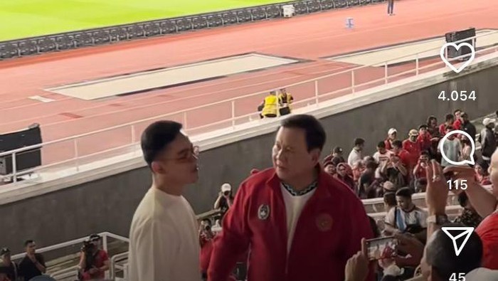 Gibran Rakabuming dan Prabowo berbincang saat half time laga Timnas Indonesia Vs Argentina