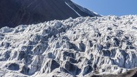 Gletser di wilayah Hindu Kush Himalaya (HKH) merupakan sumber air penting bagi sekitar 240 juta orang di daerah pegunungan serta bagi 1,65 miliar orang lainnya di lembah sungai di bawahnya. ICIMOD yang berbasis di Nepal ini mengungkapkan bahwa berdasarkan kandungannya saat ini, gletser dapat kehilangan hingga 80 persen volumenya pada akhir abad ini. Gletser menjadi pemasok bagi 10 sistem sungai yang paling penting di dunia, termasuk Gangga, Indus, Kuning, Mekong, dan Irrawaddy. REUTERS/Tika Gurung