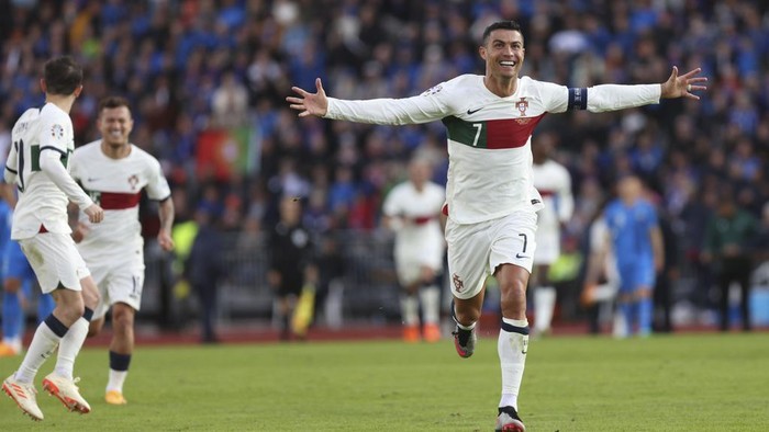Portugals Cristiano Ronaldo celebrates after scoring his sides first goal during the Euro 2024 group J qualifying soccer match between Iceland and Portugal in Reykjavík, Iceland, Tuesday, June 20, 2023. (AP Photo/Árni Torfason)
