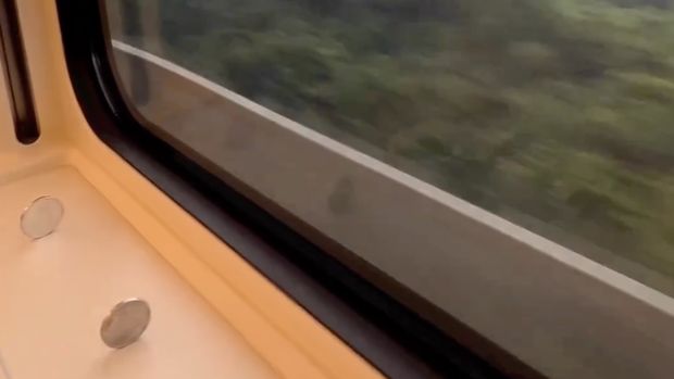 Gubernur Jawa Barat Ridwan Kamil meletakan koin tanpa jatuh saat uji coba Kereta Cepat Jakarta-Bandung dengan kecepatan 300 km per jam. (Tangkapan Layar Instagram @ridwankamil)