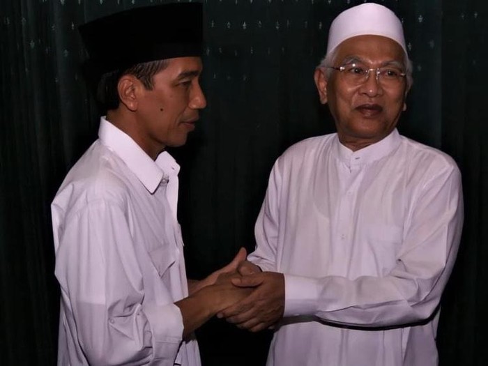 Gus Mus ucapkan selamat ulang tahun untuk Jokowi. Foto diunggah Rabu (21/6/2023).