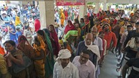 Terlihat banyak warga yang mengantre untuk mendaftar di rumah sakit di distrik Ballia, negara bagian Uttar Pradesh. (Foto: AP/Rajesh Kumar Singh)
