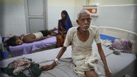 Sebagian besar pasien yang menjadi korban berusia di atas 60 tahun, dan memiliki penyakit bawaan atau penyerta. Kondisi ini diperparah dengan suhu panas yang ekstrem. (Foto: AP/Rajesh Kumar Singh)