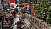 Kepadatan kendaraan terjadi baik yang ke arah Cilincing maupun arah Marunda.  
