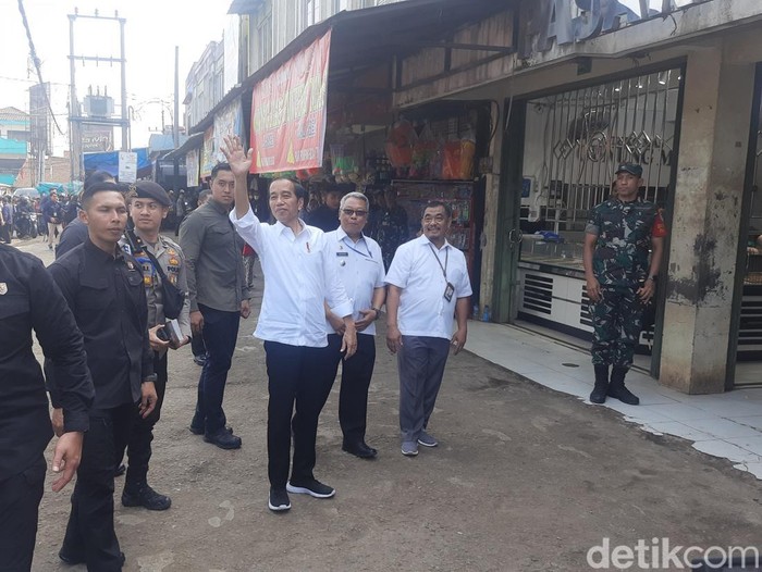 Jokowi Blusukan ke Pasar Parungpung Gunung Sindur Bogor (Kanavino/detikcom)