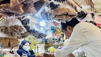 Selama menjabat sebagai presiden, Joko Widodo sering membagikan momennya saat mencicipi makanan hingga blusukan ke pasar di berbagai daerah. Foto: Instagram @jokowi