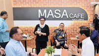Ketika di Kuala Lumpur, presiden yang menjabat sejak 2014 itu mampir ke kedai Masa Cafe. Di sana ia bertemu dengan Perdana Menteri Malaysia, Anwar Ibrahim. Foto: Instagram @jokowi
