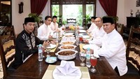Di hari lebaran, presiden ke-7 ini  menyambut tamu spesial. Jokowi dan beberapa tamu, seperti Prabowo pun bersantap siang dengan menikmati aneka hidangan khas hari raya. Foto: Instagram @jokowi