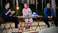 Kali ini presiden Jokowi menikmati makanan sederhana berupa nasi goreng dan mi godhog sembari ditemani suasana malam yang tenang. Foto: Instagram @jokowi