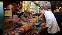 Jokowi juga senang membagikan momen blusukan ke pasar. Seperti ketika ia mampir ke Pasar Tohaga Parung di Kabupaten Bogor untuk mengetahui harga kebutuhan pokok. Foto: Instagram @jokowi