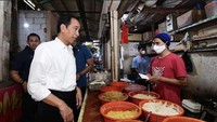Beberapa waktu lalu mantan Gubernur DKI Jakarta itu mampir ke Pasar Menteng Pulo, Jakarta. Ia menghampiri beberapa penjual bahan makanan sekaligus mengecek harga kebutuhan pokok. Foto: Instagram @jokowi