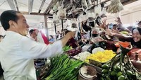 Kali ini presiden Jokowi berkunjung ke pasar Rakyat Talang Banjar, Kota Jambi. Sembari berkeliling melihat penjual makanan, Jokowi sekaligus memberikan bantuan modal kerja kepada pedagang. Foto: Instagram @jokowi