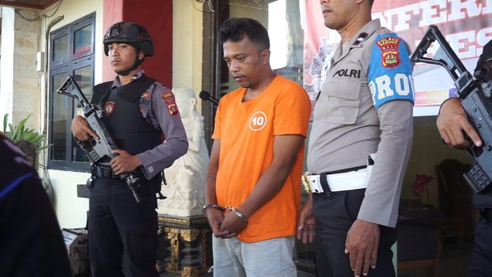 Kadek Eka P, sopir taksi pangkalan yang memalak penumpang taksi online di Canggu, Badung, dihadirkan saat konferensi pers di Mapolres Badung, Rabu (21/6/2023) sore. (Foto Agus Eka/detikBali)