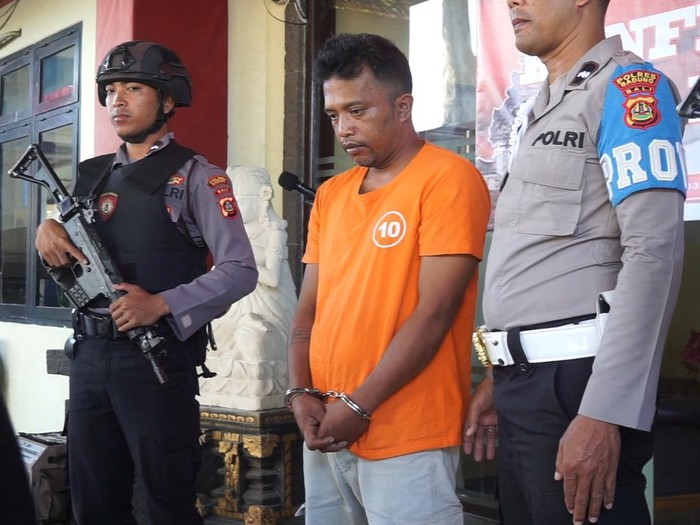 Kadek Eka P, sopir taksi pangkalan yang memalak penumpang taksi online di Canggu, Badung, dihadirkan saat konferensi pers di Mapolres Badung, Rabu (21/6/2023) sore. (Foto Agus Eka/detikBali)