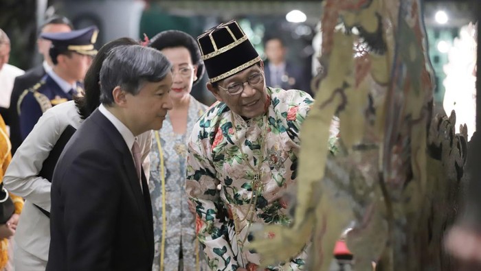 Kaisar Jepang Hironomiya Naruhito melihat koleksi Keraton Jogja didampingi Sri Sultan Hamengku Buwono X, Rabu (21/6/2023).