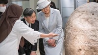 “Beliau (Kaisar Jepang) memiliki keahlian khusus dalam bidang pengelolaan air. Ada pernyataan khusus untuk bisa melihat Prasasti Tugu karena pernah dalam satu kesempatan beliau menyampaikan bagaimana pengelolaan air di masa lalu itu sudah banyak dilakukan di Asia termasuk Indonesia, ujad Hilmar Farid melalui keterangan tertulis, diterima Rabu (21/6/2023). Foto: Kemendikbudristek