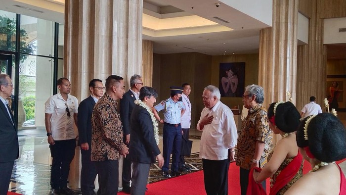 Kaisar Jepang Naruhito tiba di Hotel Tentrem Jogja disambut Menteri PUPR Basuki Hadimuljono, Rabu (21/6/2023).