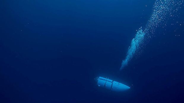 Kapal selam Titan, yang dioperasikan oleh OceanGate Expeditions untuk menjelajahi reruntuhan SS Titanic yang tenggelam di lepas pantai Newfoundland, menyelam dalam sebuah foto tak bertanggal. (OceanGate Expeditions/Handout via REUTERS)